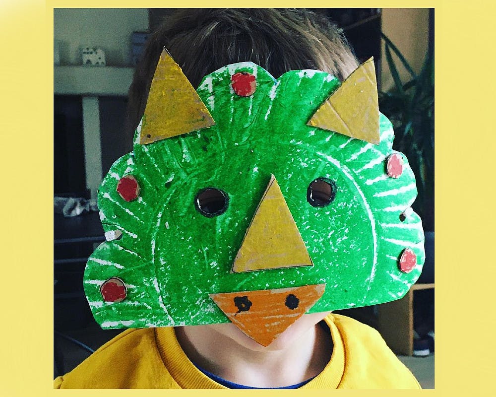 Un masque de tricératops pour le carnaval