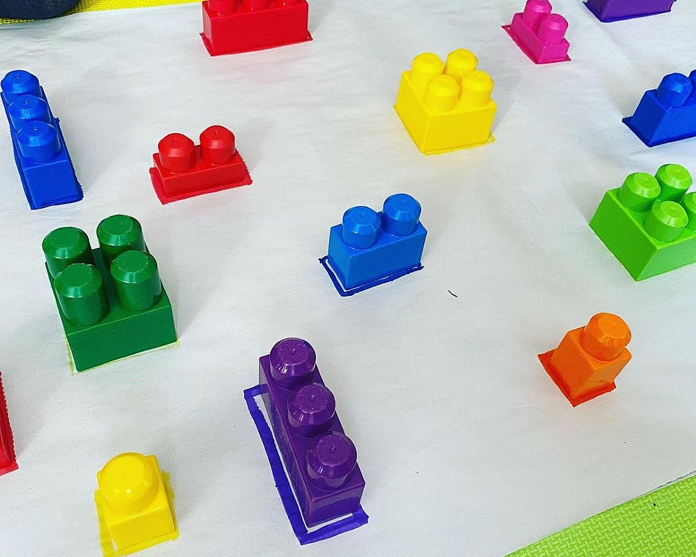 Un jeu avec des briques de couleur 