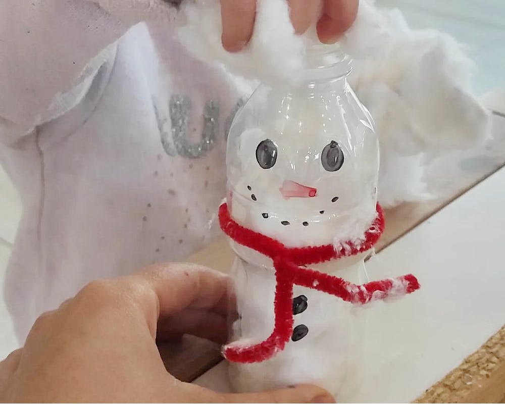 Un bonhomme de neige en coton et en bouteille en plastique