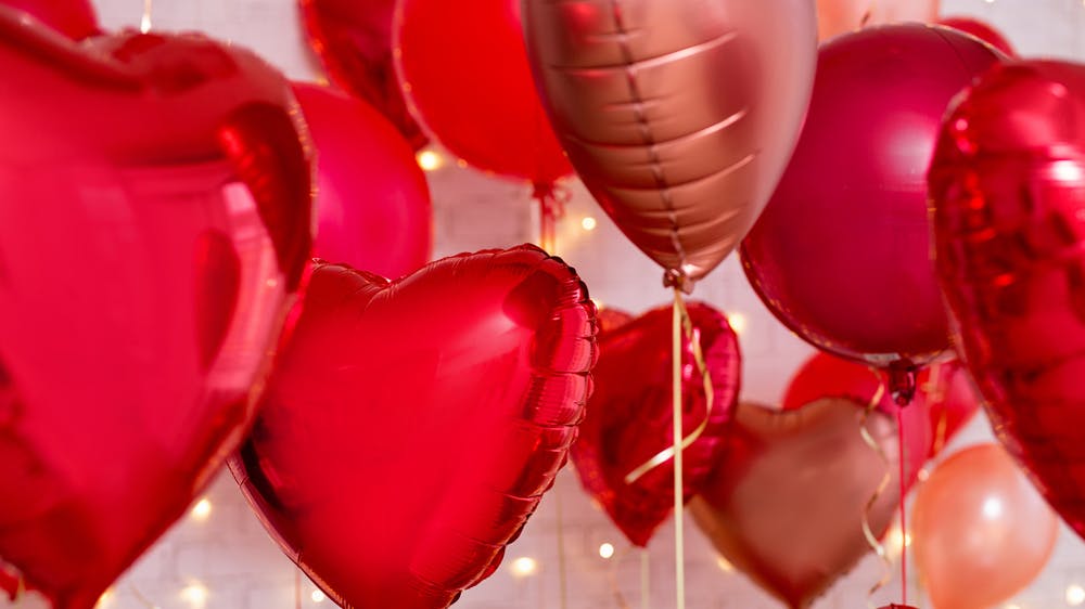 ballons rouges en forme de cœurs pour la Saint-Valentin