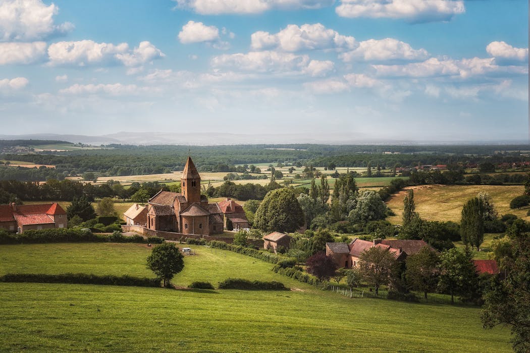 Vue d'un village et de ses alentours en Bourgogne