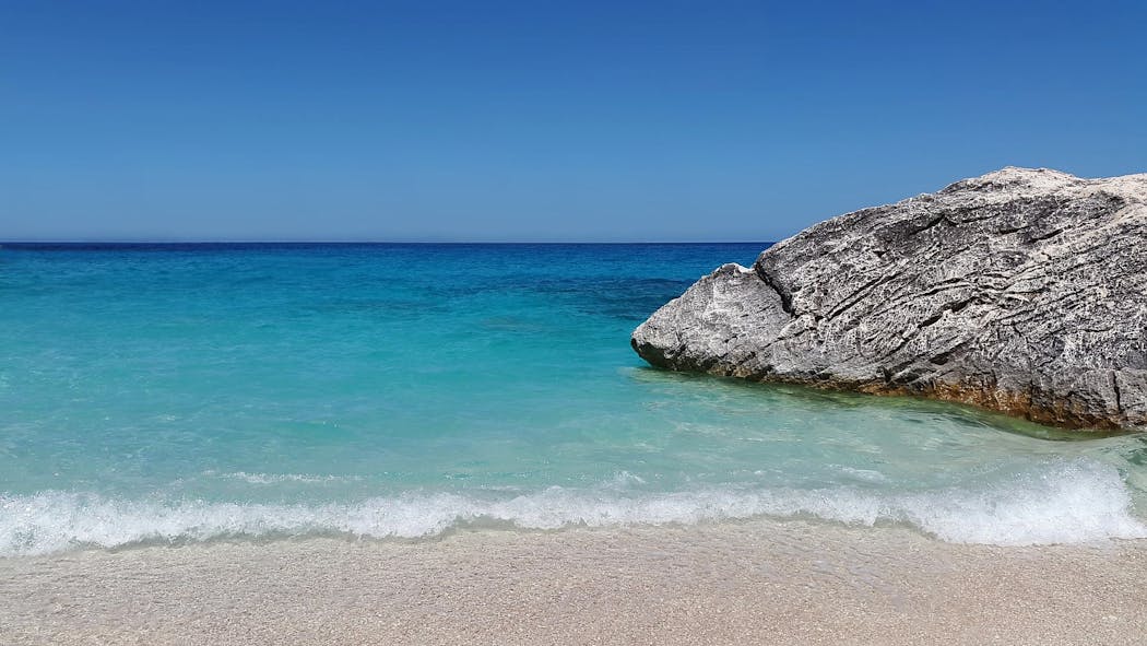 La mer Méditerranée, qui jouxte les côtes françaises