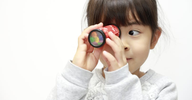 Enfant avec un kaléidoscope