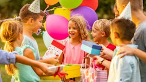 Idées de cadeaux d’anniversaire à offrir à un copain ou copine de son enfant
