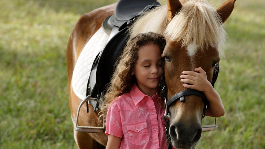 Un enfant avec un cheval