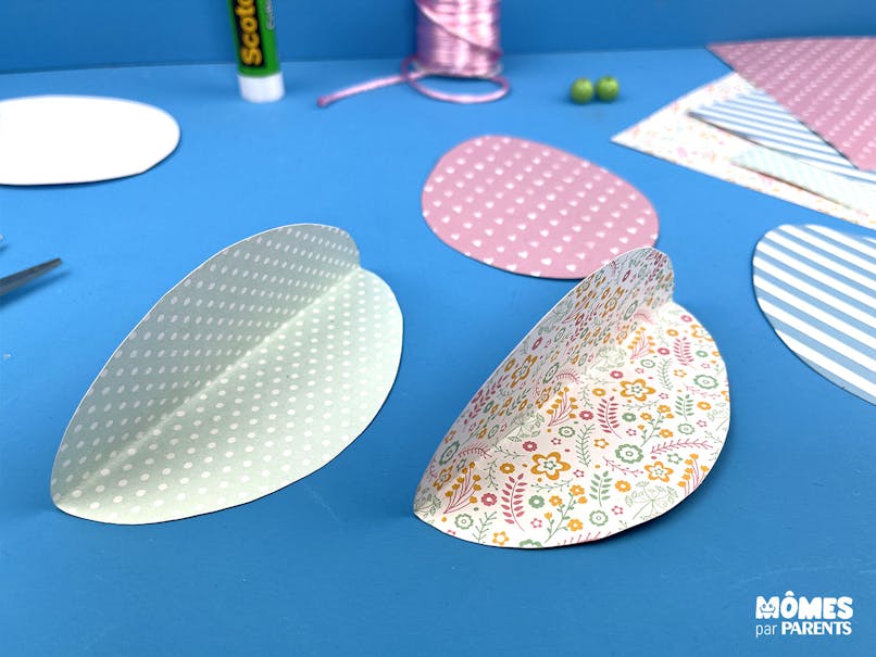 Plier les œufs en papier