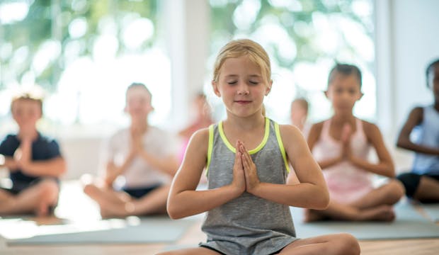 Le yoga pour enfants : à partir de quel âge ? Quels types de leçons et quelles postures ? On vous dit tout !   
