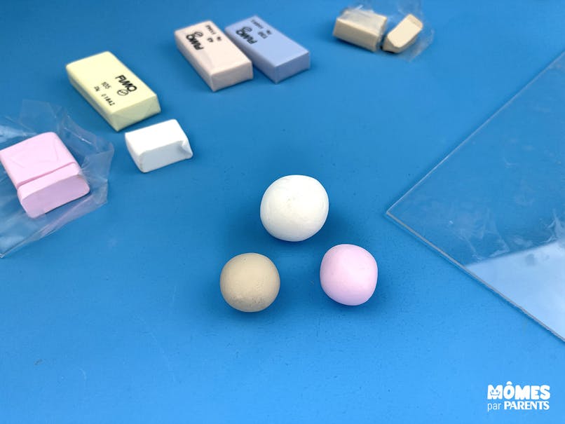 Prélever les quantités de pâte Fimo® et réaliser des boules