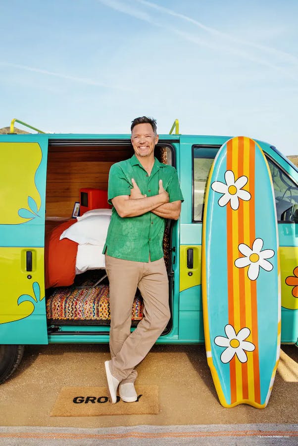Matthew Lillard Airbnb Mystery machine 20 ans film Scooby-Doo
