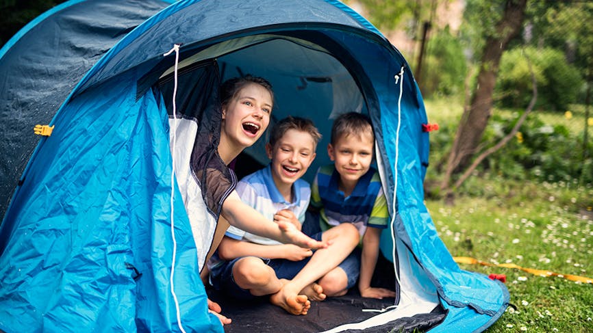 enfants dans tente de camping sous la pluie