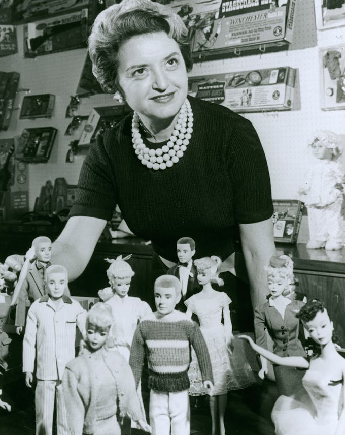 Ruth Handler avec ses poupées Barbie et Ken en 1960
