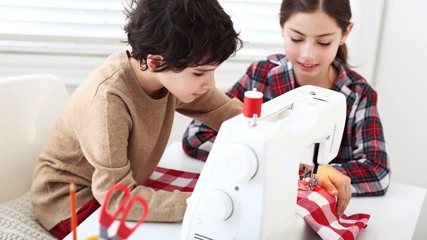Découvrez quels sont les bienfaits de la couture pour un enfant et à partir  de quel âge lui apprendre à coudre