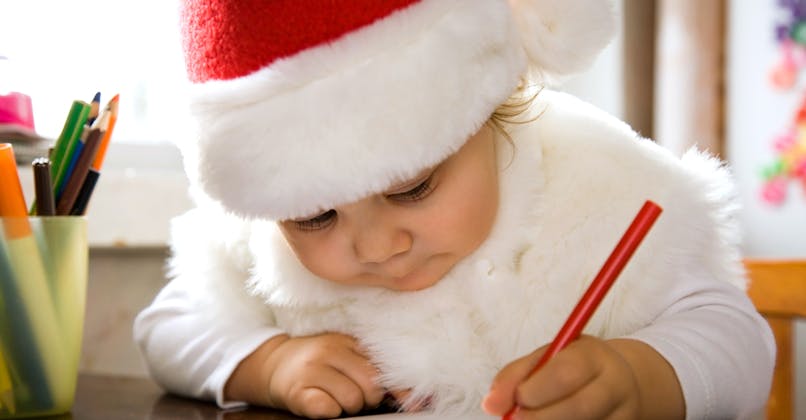 Un enfant entrain de réaliser un exercice de tracé sur le thème de Noël
