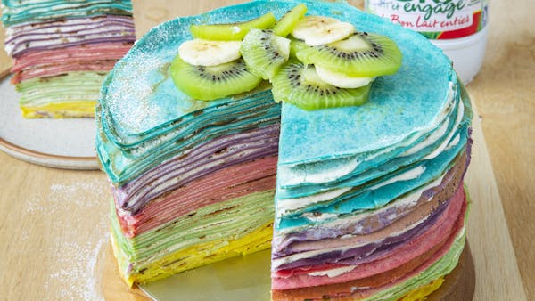 Gâteau de crêpes 100 % naturel, aux couleurs de l'arc-en-ciel !