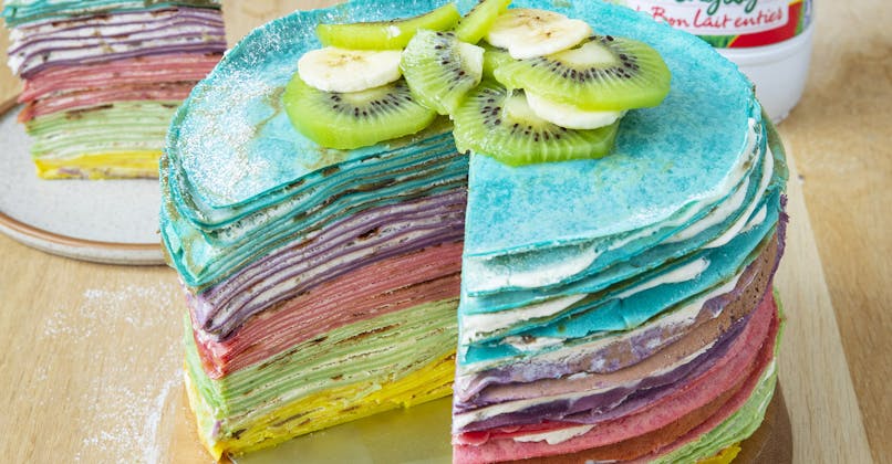 Gâteau de crêpes 100 % naturel aux couleurs de l'arc-en-ciel 