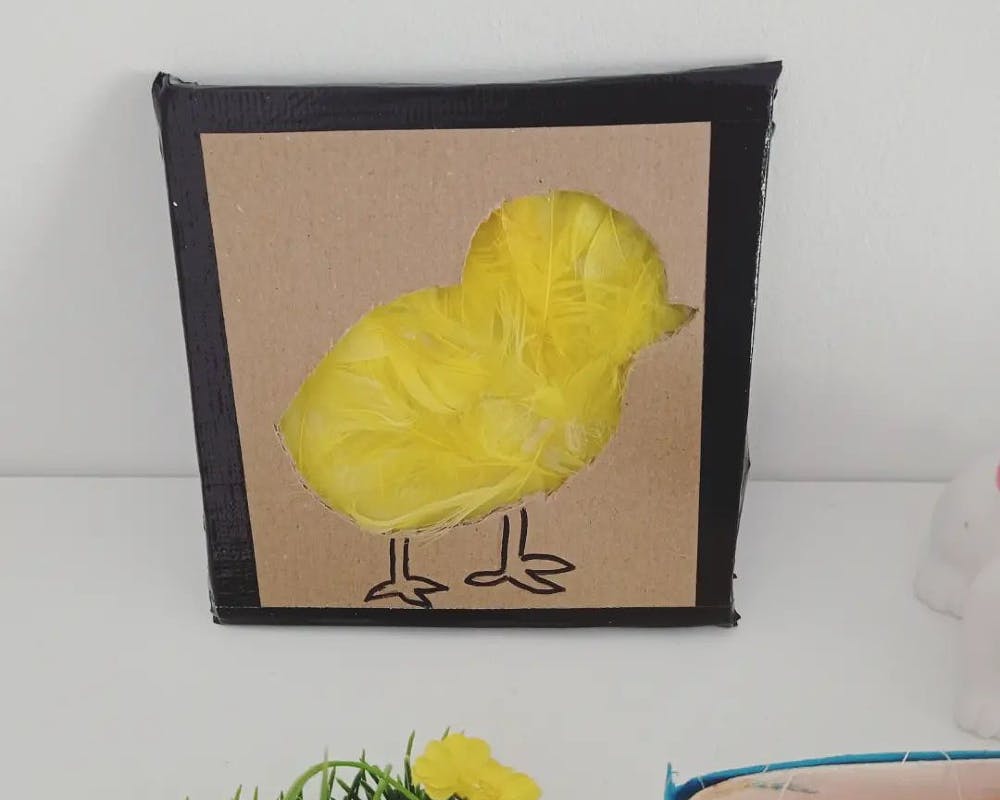 Une carte de Pâques sensorielle représentant un poussin