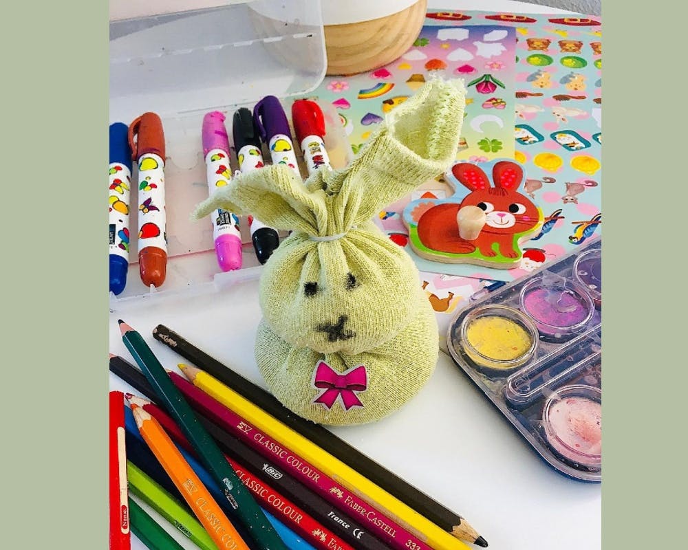 Un lapin de Pâques réalisé avec une chaussette