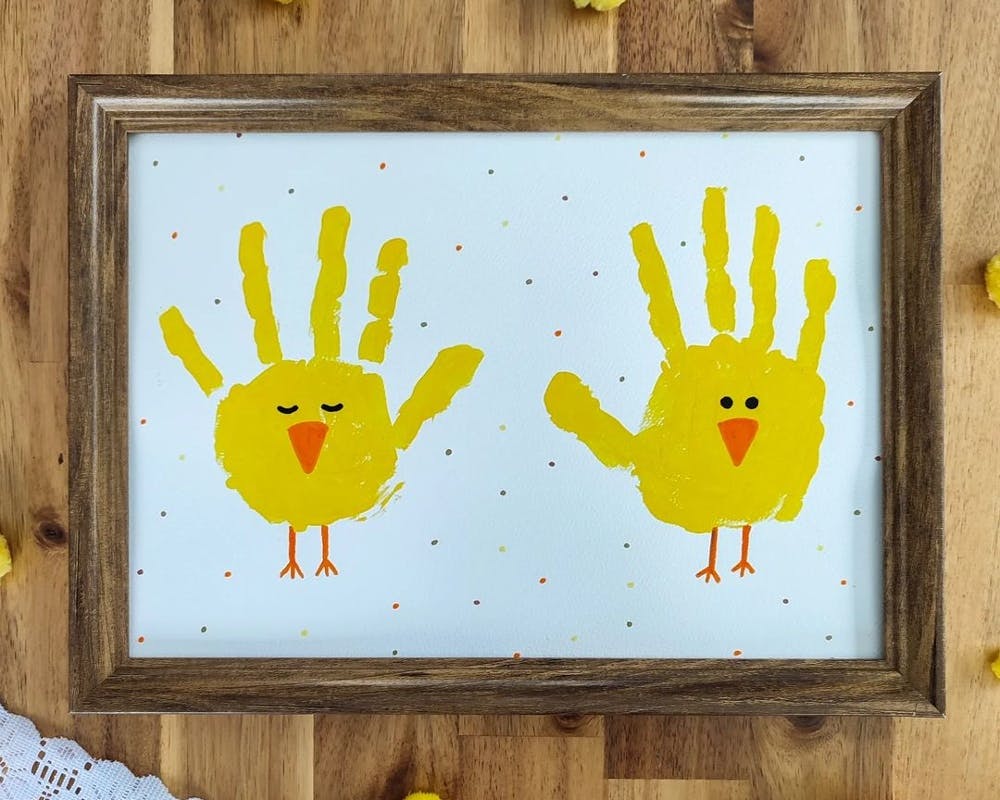 Des poules de Pâques en empreinte de main