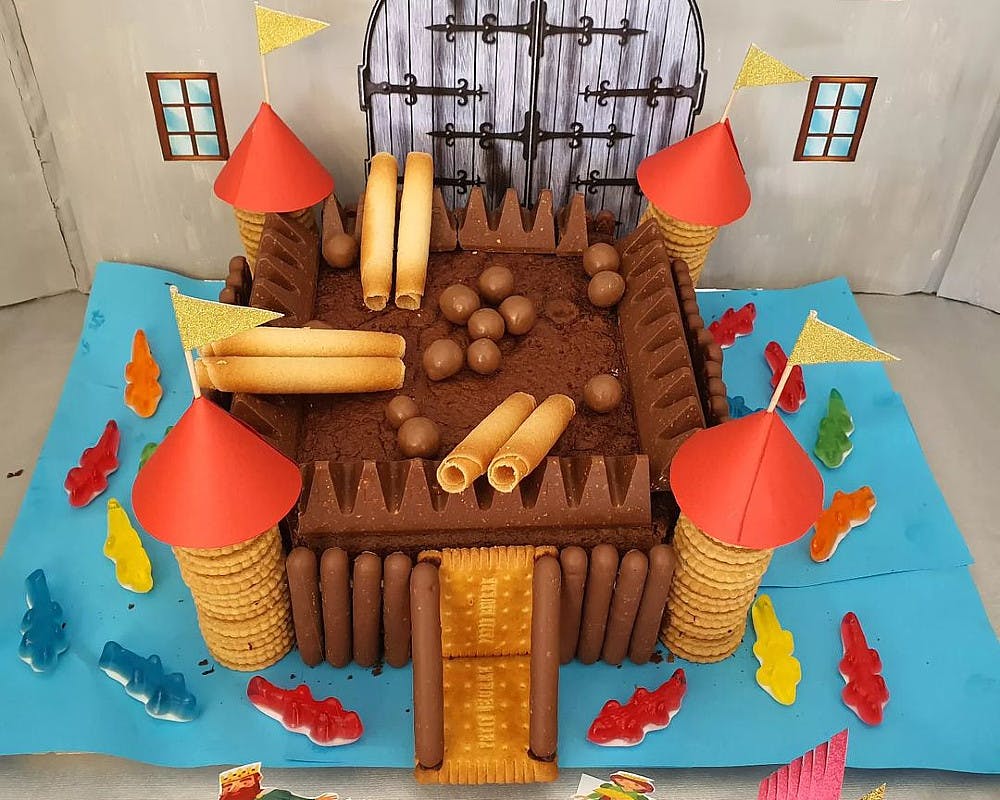 Un gâteau  château fort  réalisé avec des biscuits