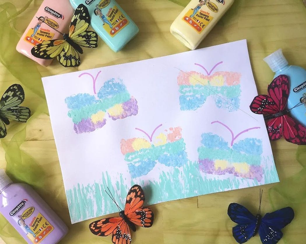 Activité manuelle- peinture-papillon avec les empreintes d'enfants