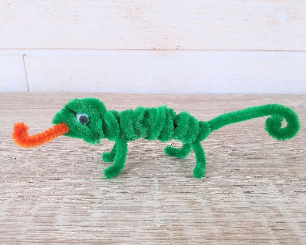 Un petit caméléon créé avec du fil chenille