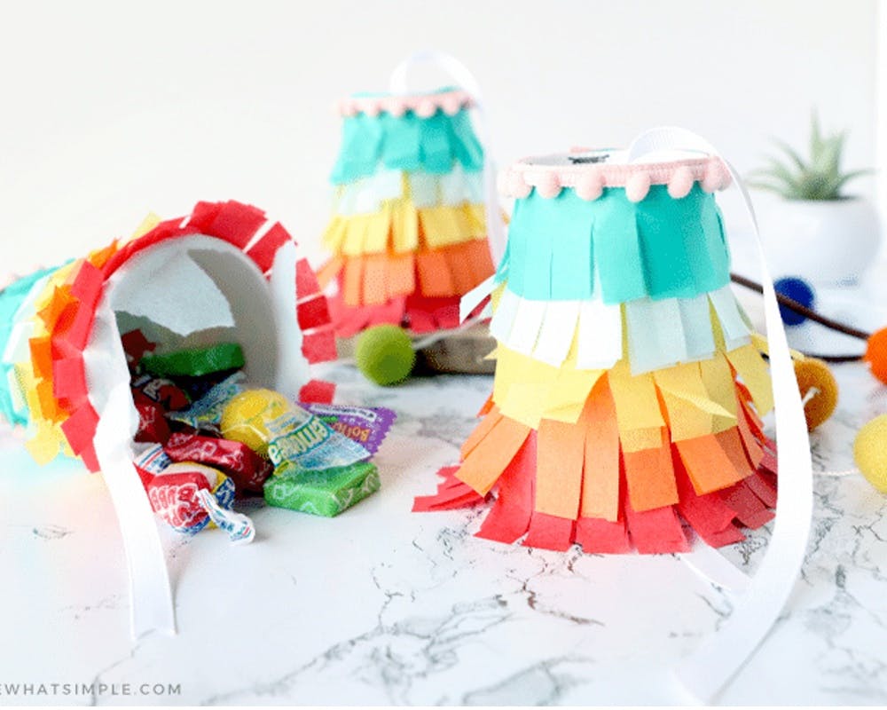 Des mini piñatas en gobelet en carton