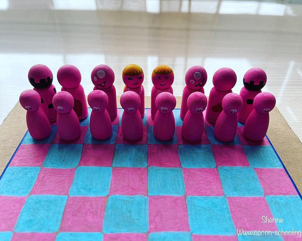 Un jeu d'échecs en carton