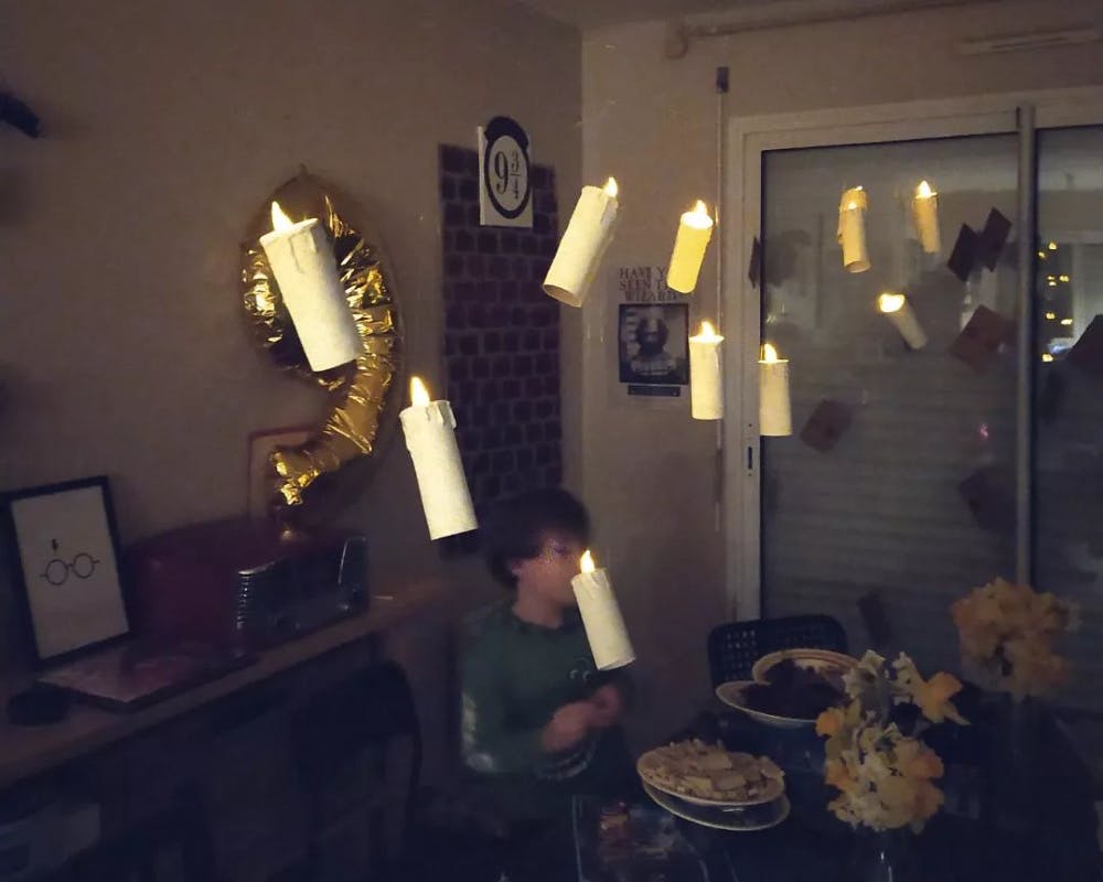Des bougies volantes en rouleaux de papier toilette