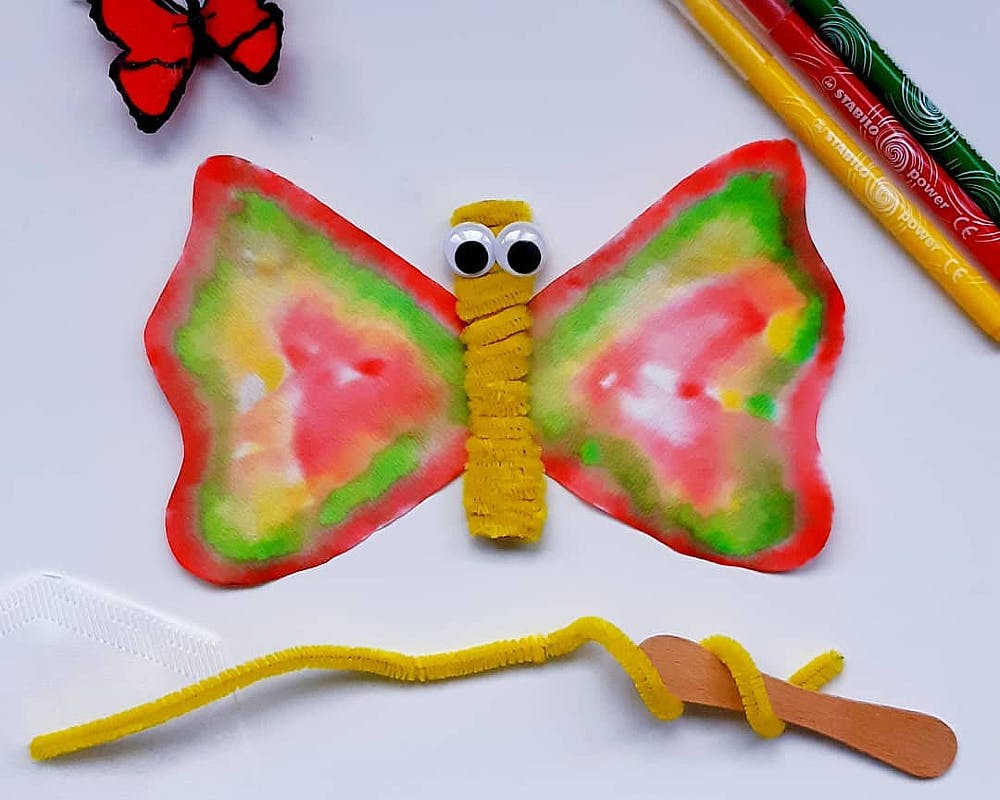 papillon réalisé avec un filtre à café, et du fil chenille