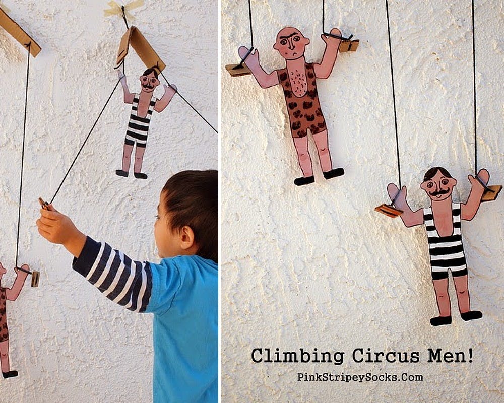 Des marionnettes avec des mini artistes de cirque