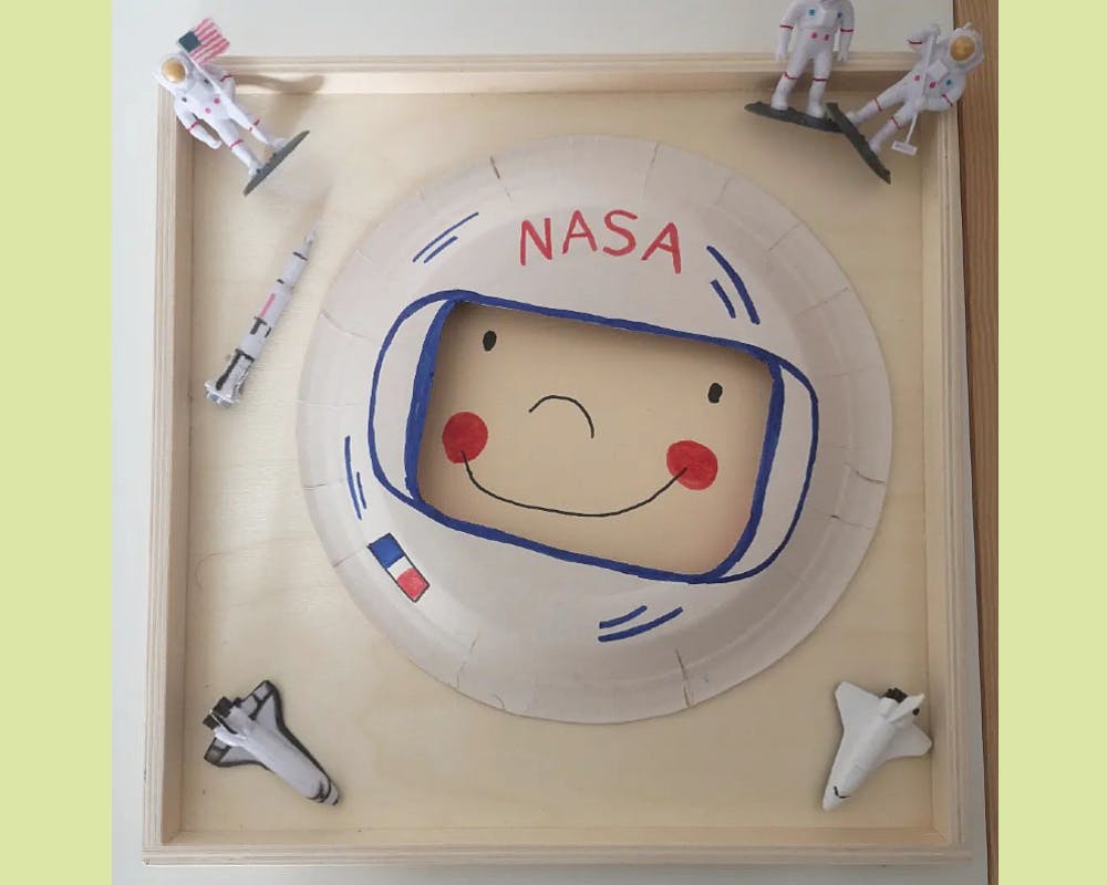 Un astronaute dans une assiette en carton