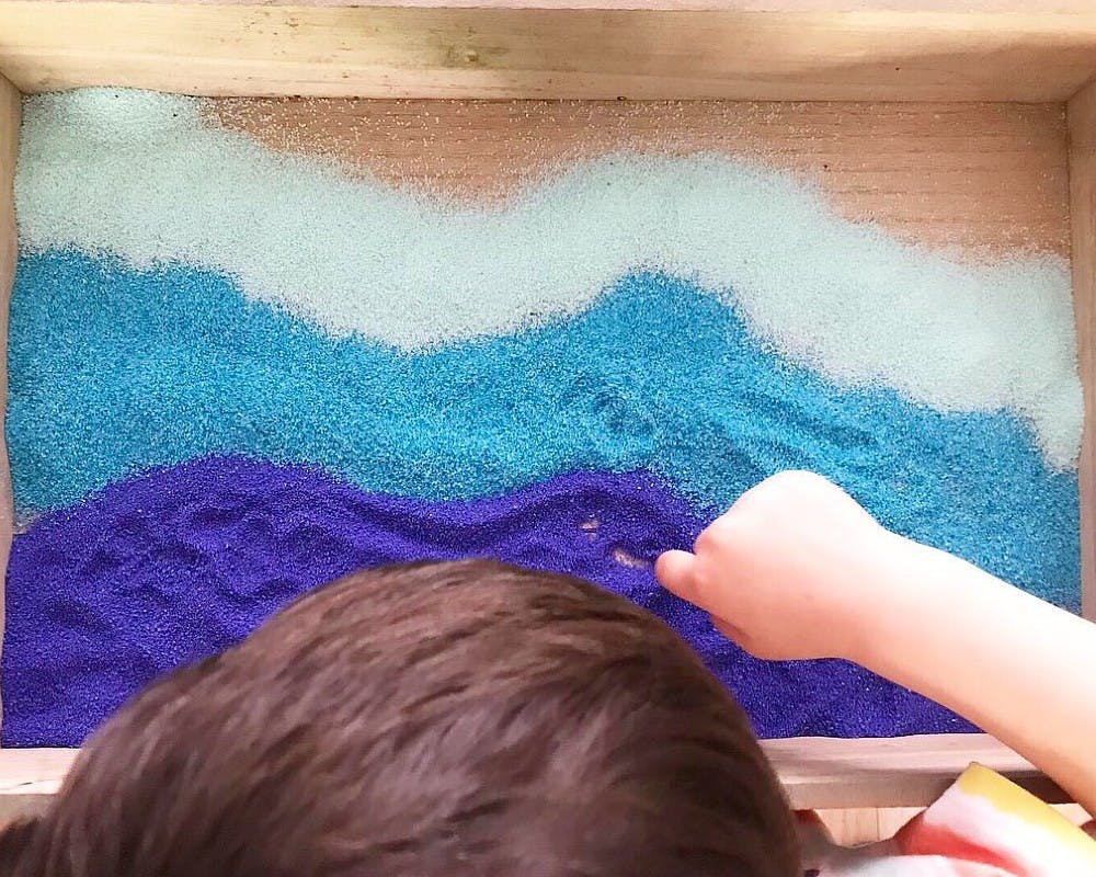 Faire des vagues avec du sable coloré