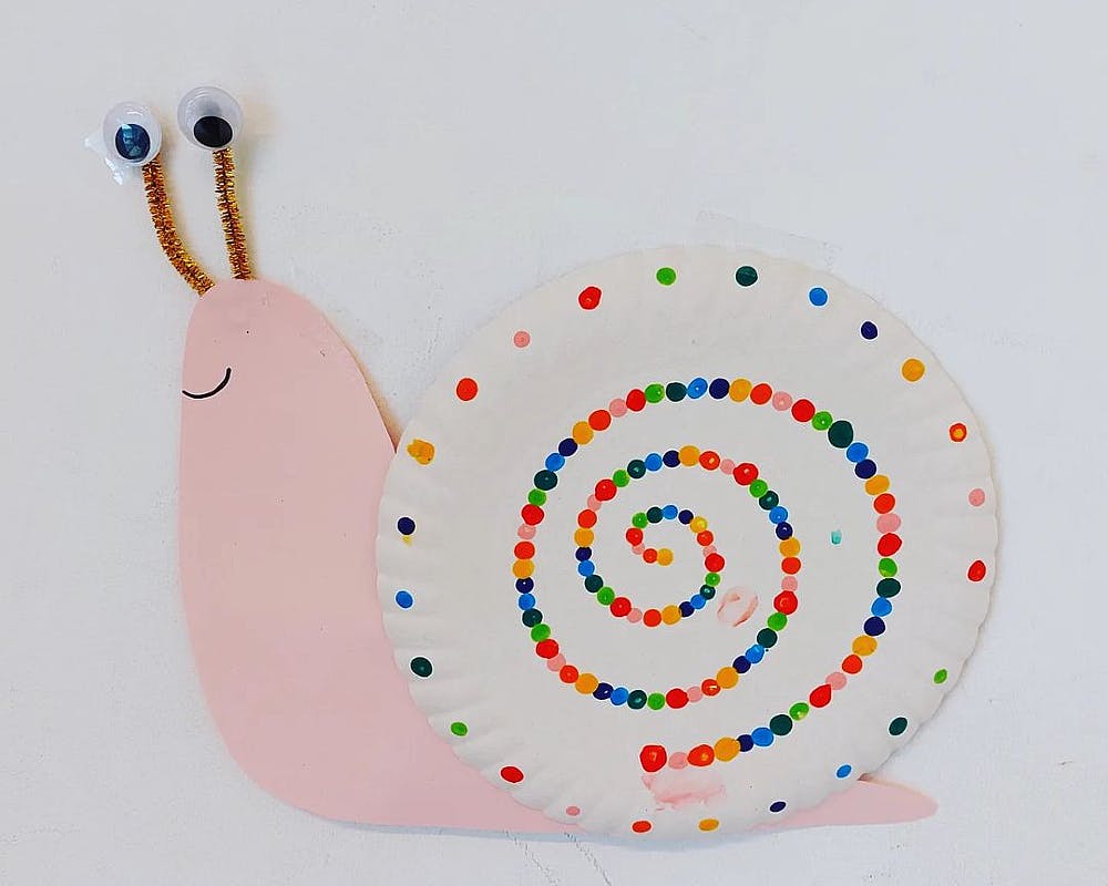 Un escargot avec une coquille peinte avec des coton-tiges