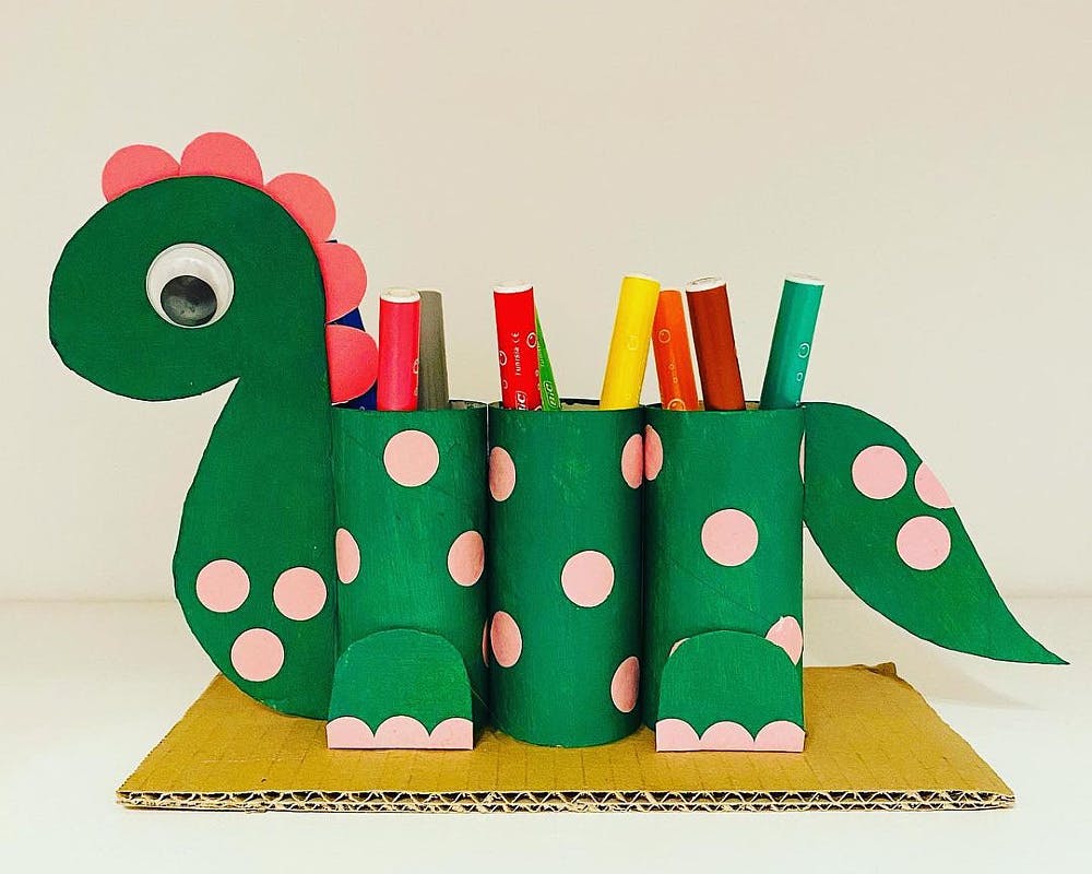 Des pots à crayon en forme de dinosaure
