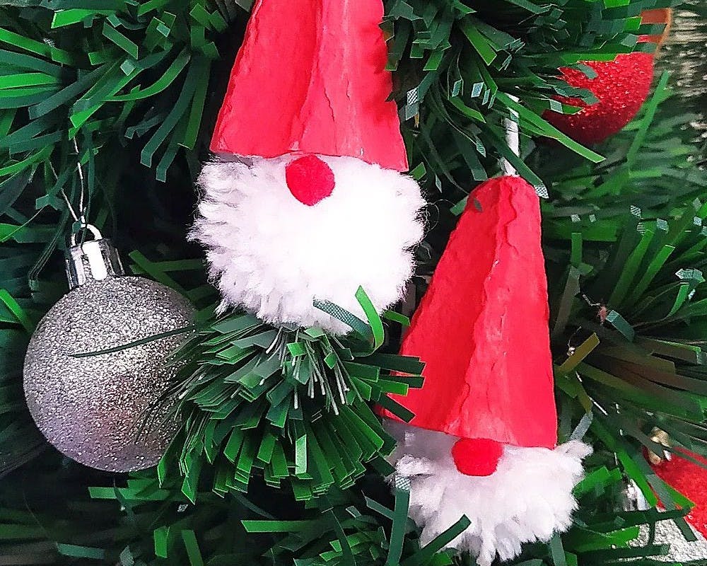 Des gnomes de Noël en pompons et boîte d’œufs 