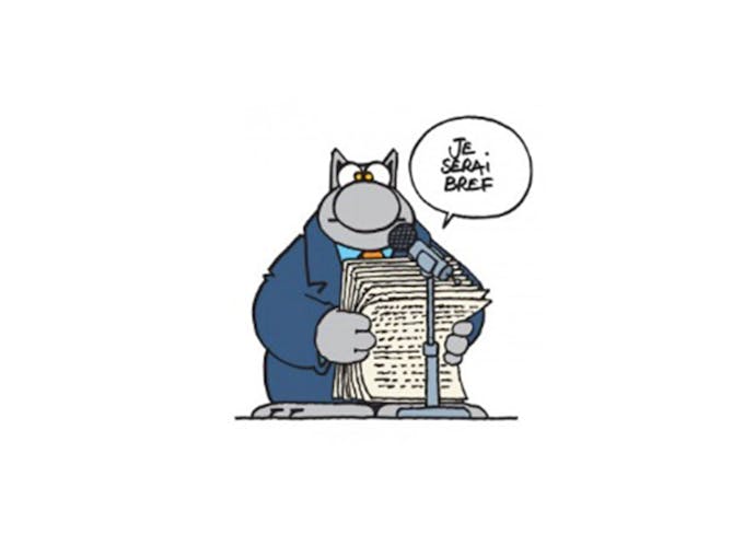 "Le Chat" lit un journal devant un micro. Il est écrit dans une bulle "Je serai bref"