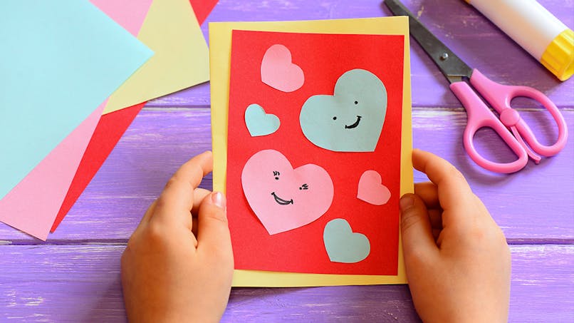 carte de Saint-Valentin DIY tenue par des mains d'enfant