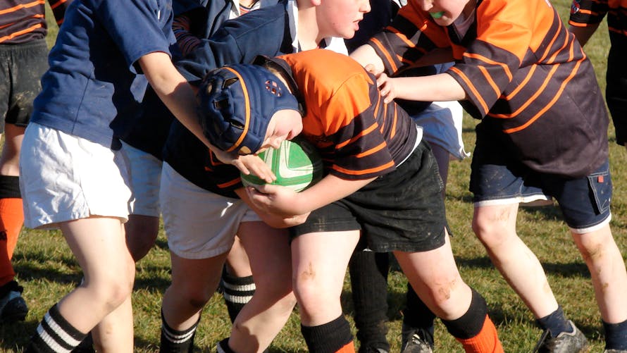 Enfant jouant au rugby 