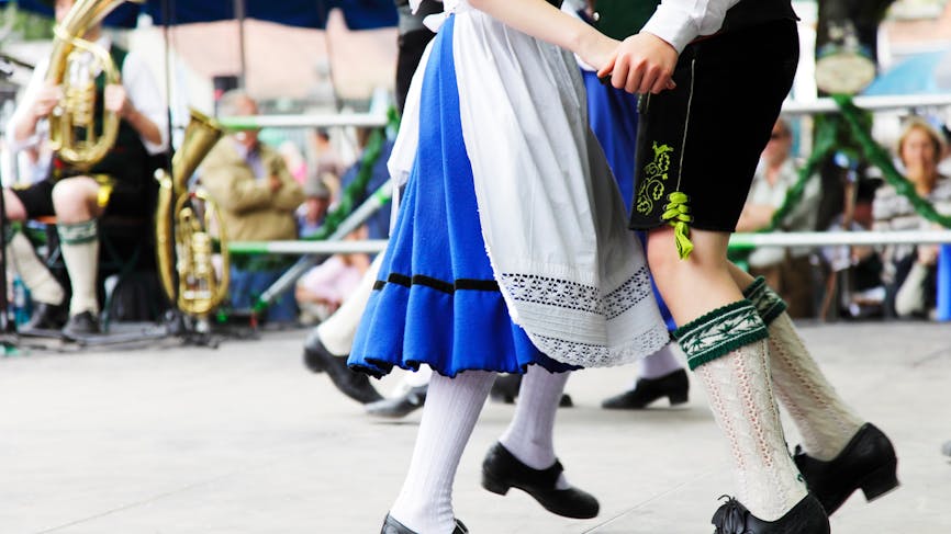 couple dansant pendant une fête allemande 
