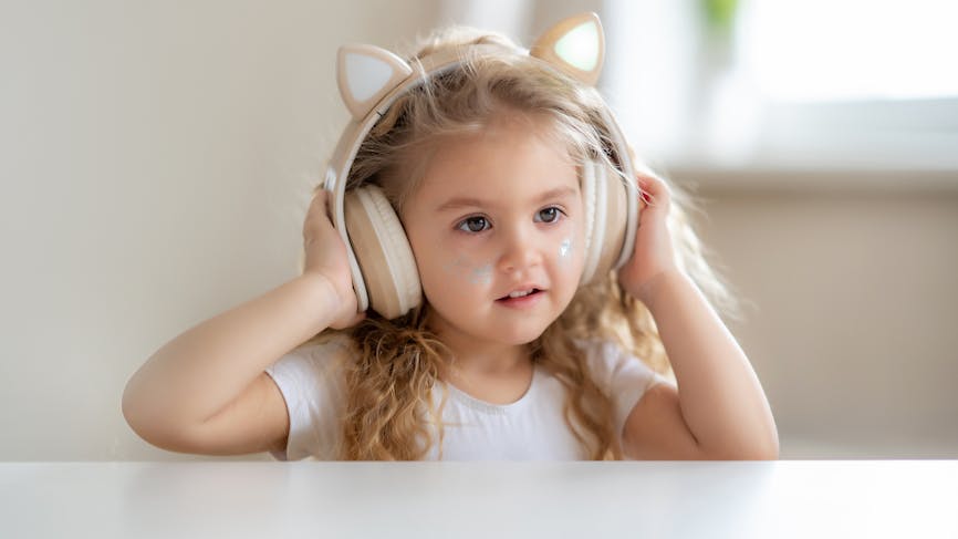 Une fille écoutant de la musique 