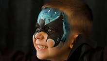 Comment réaliser un maquillage Batman pour les enfants
