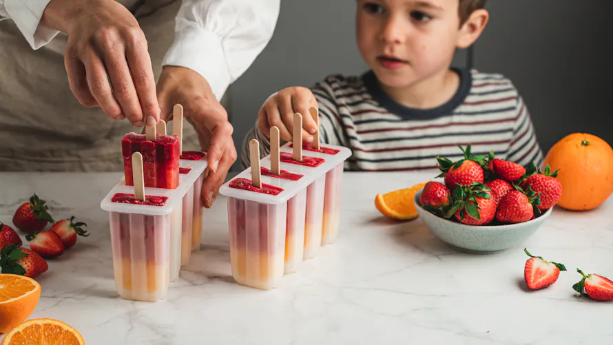 Recette : comment faire des glaces à l’eau avec du sirop ? | MOMES