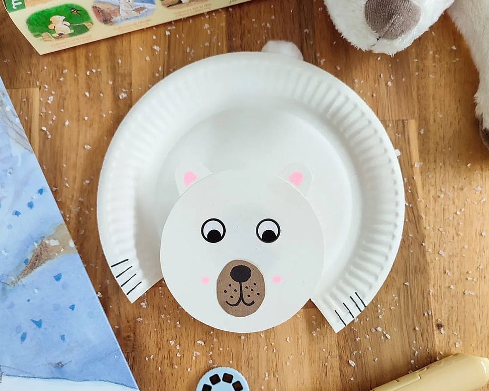 Un ours blanc créé avec une assiette en carton
