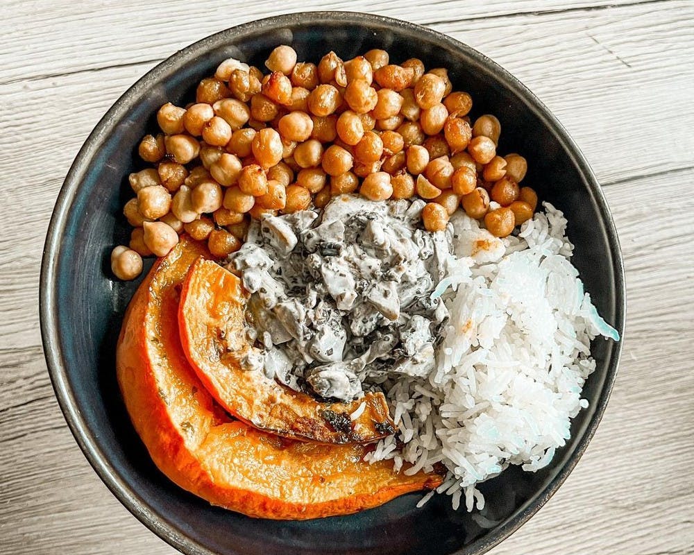 Potimarron, pois chiches grillés, riz, et sauce champignon