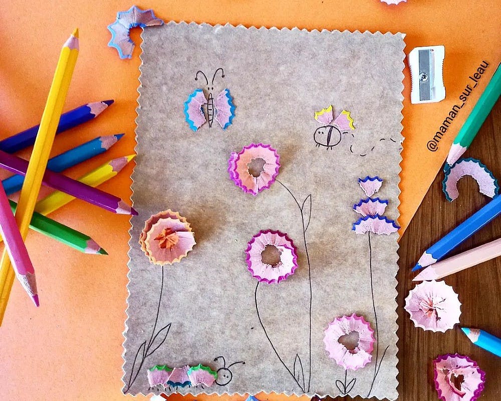 Des papillons et des fleurs en copeaux de crayon