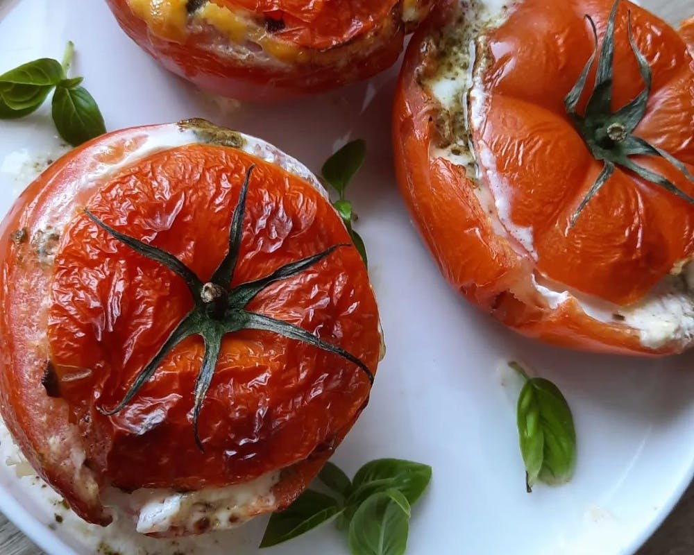 Tomates surprise aux œufs et basilic