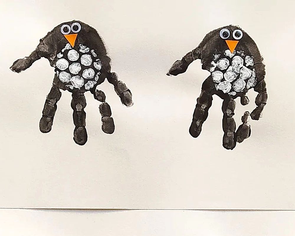 Des pingouins réalisés avec des empreintes de main