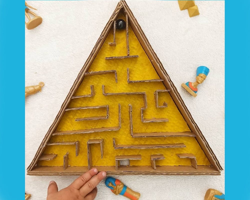 Un labyrinthe à billes en forme de pyramide