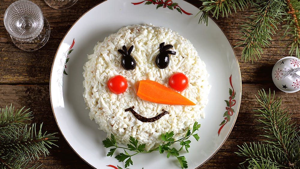 Salade de riz de l'hiver en forme de bonhomme de neige
