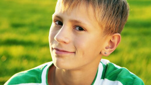 Débat d'enfants : Pour ou contre les boucles d'oreilles au petit garçon ?